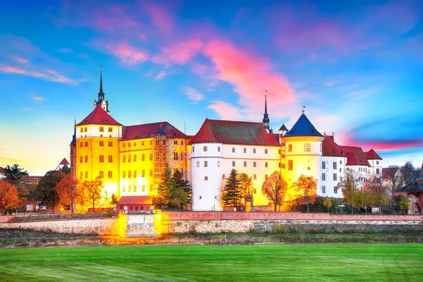 Fantastisch Uitzicht Het Kasteel Hartenfels Aan Oever Van Elbe Dramatische — Stockfoto