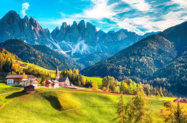 Dolomitlerdeki muhteşem Santa Maddalena köyünün renkli sonbahar sahnesi. Konum: Santa Maddalena Köyü, Val di Funes, Trentino-Alto Adige, Dolomitler, İtalya, Avrupa