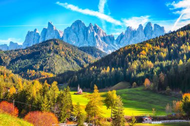 Ranui Şapeli 'ndeki St. John' s ile Dolomites 'in büyüleyici manzarası. Konum: Santa Maddalena Köyü, Val di Funes, Trentino-Alto Adige, Dolomitler, İtalya, Avrupa