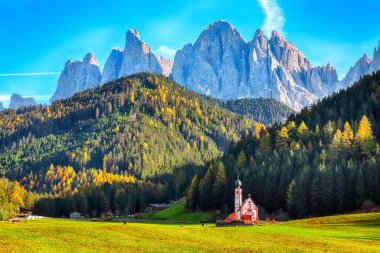 Ranui Şapeli 'ndeki St. John' s ile Dolomites 'in büyüleyici manzarası. Konum: Santa Maddalena Köyü, Val di Funes, Trentino-Alto Adige, Dolomitler, İtalya, Avrupa