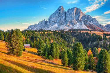 Dolomitlerdeki Passo delle Erbe 'den Peitlerkofel Dağı' nın muhteşem manzarası. Konum: Dolomite Alpleri, Güney Tyrol, İtalya, Avrupa