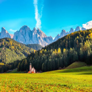 Ranui Şapeli 'ndeki St. John' s ile Dolomites 'in büyüleyici manzarası. Konum: Santa Maddalena Köyü, Val di Funes, Trentino-Alto Adige, Dolomitler, İtalya, Avrupa