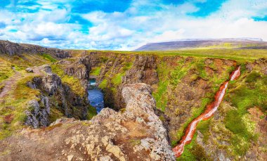 Kolugljufur Kanyonu ve Kolufossar Şelalesi 'nin muhteşem manzarası. Kolugljufur vadisi Vididalsa nehrinde yer almaktadır. Konum: Kolufossar Şelalesi, Vestur-Hunavatnssysla, İzlanda, Avrupa