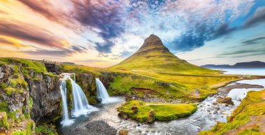 Gün batımında Kirkjufellsfoss Şelalesi 'nin yanında dramatik bir manzara. Konum: Kirkjufellsfoss, Grundarfjordurn, İzlanda, Avrupa