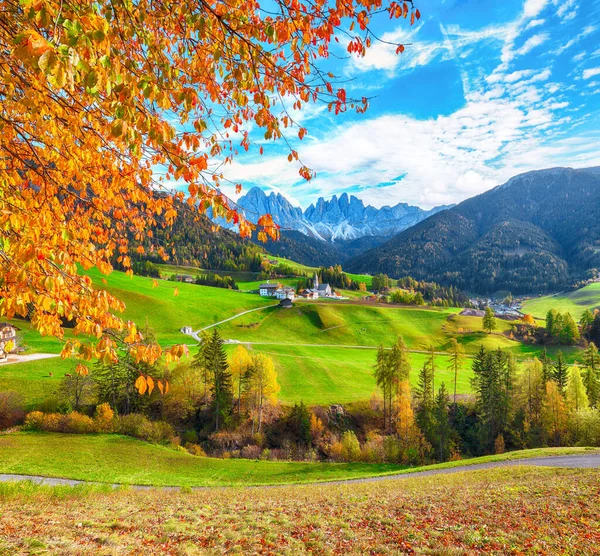 Meravigliosa Scena Autunnale Del Magnifico Borgo Santa Maddalena Nelle Dolomiti — Foto Stock