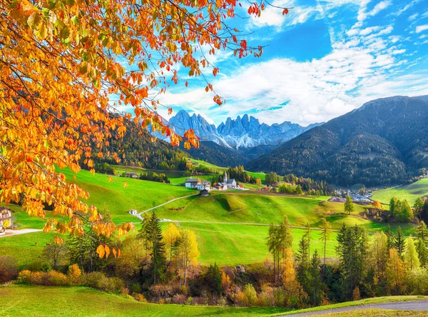 多彩多姿的秋天 美丽的圣塔玛达莲娜村 Santa Maddalena Village Val Funes Trentino Alto Adige — 图库照片