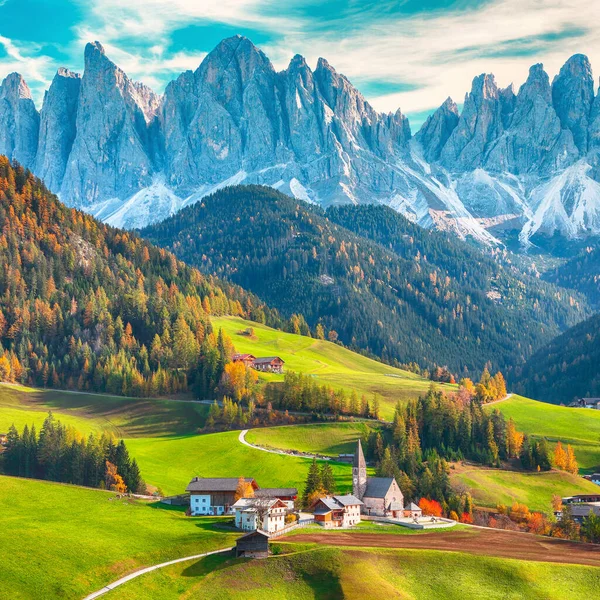 多彩多姿的秋天 美丽的圣塔玛达莲娜村 Santa Maddalena Village Val Funes Trentino Alto Adige — 图库照片