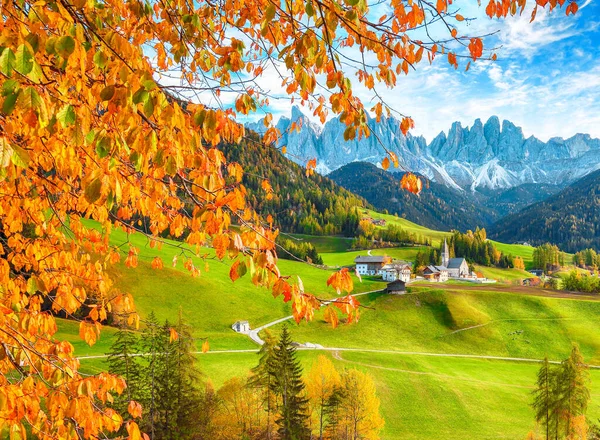 美丽的秋天场景 美丽的圣塔玛达莲娜村庄在多洛美斯 Santa Maddalena Village Val Funes Trentino Alto Adige — 图库照片