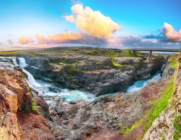 석양에 폭포를 극적으로 바라봅니다 아이슬란드의 목적지이다 Kolufossar Falls Vestur Hunavatnssysla — 스톡 사진