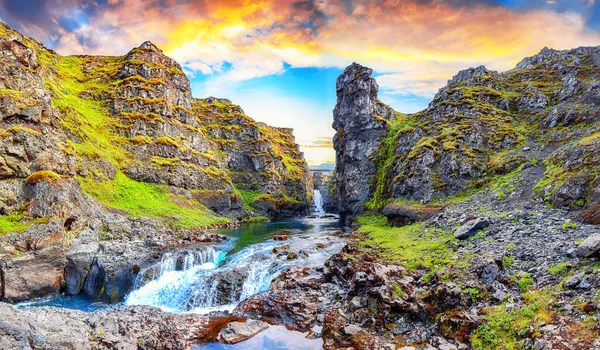 Kolugljufur渓谷とKolufosar滝の壮大な景色 Kolugljufur渓谷はVididalsa川に位置しています コルーフォサル滝 ヴェストル ハンヴァトンスラー アイスランド ヨーロッパ — ストック写真