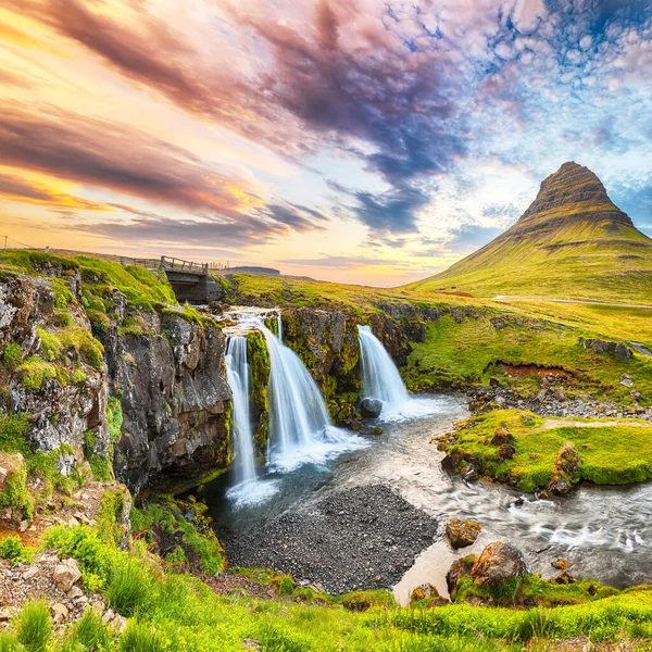 Dramatisk Udsigt Kirkjufellsfoss Vandfald Nær Kirkjufell Bjerg Ved Solnedgang Lokalitet - Stock-foto