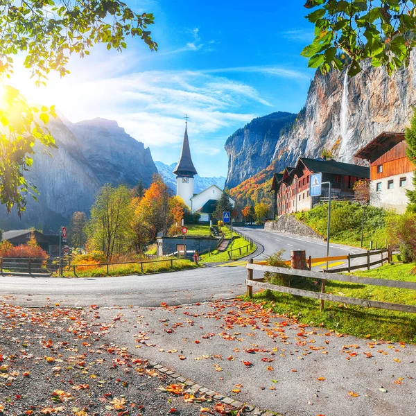 Impressionante Vista Outono Aldeia Lauterbrunnen Com Alpino Alpes Arquitetura Atração — Fotografia de Stock