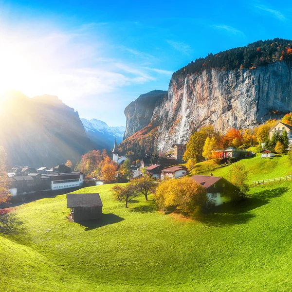 以美丽的斯陶博巴赫瀑布和瑞士阿尔卑斯山为背景的劳特布鲁南山谷秋天美景令人赞叹 Lauterbrunnen Village Berner Oberland Switzerland Europe — 图库照片