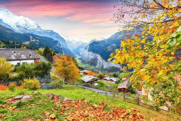 Lenyűgöző Őszi Kilátás Festői Alpesi Falu Wengen Jungfrau Mountain Lauterbrunnen — Stock Fotó