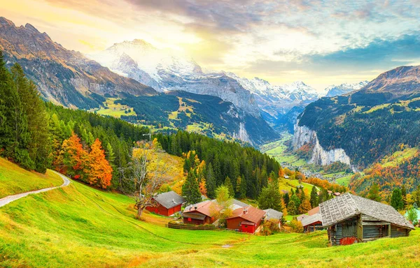 景色宜人的高山风水村和劳特布鲁南山谷的秋景 背景为准夫鲁山 瑞士伯尔纳奥伯兰 威茨村 — 图库照片