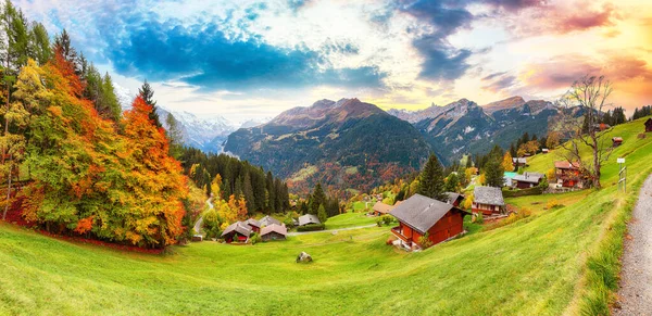 美丽的全景笼罩着风景如画的高山村 Lauterbrunnen山谷 背景是Jungfrau山 瑞士伯尔纳奥伯兰 威茨村 — 图库照片