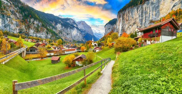 Ünlü Kilisesi Staubbach Şelalesiyle Turistik Alp Köyü Lauterbrunnen Muhteşem Sonbahar — Stok fotoğraf