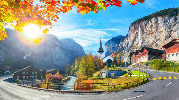 Lauterbrunnen Vadisi 'nin büyüleyici sonbahar manzarası muhteşem Staubbach şelalesi ve arka planda İsviçre Alpleri. Konum: Lauterbrunnen Köyü, Berner Oberland, İsviçre, Avrupa.