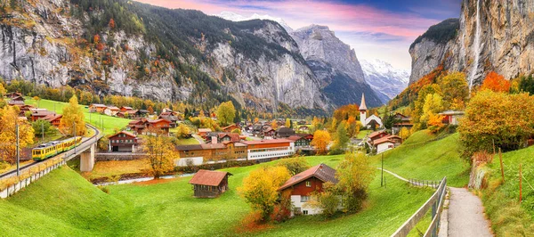 Fantastisk Höst Landskap Turistiska Alpina Byn Lauterbrunnen Med Berömda Kyrkan — Stockfoto