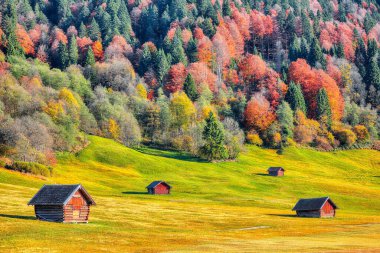 Wagenbruchsee (Geroldsee) gölü yakınlarındaki ahşap kulübelerle Alp Vadisi 'nin muhteşem manzarası. Konum: Gerold, Krun, Garmisch-Partenkirchen, Yukarı Bavyera, Almanya