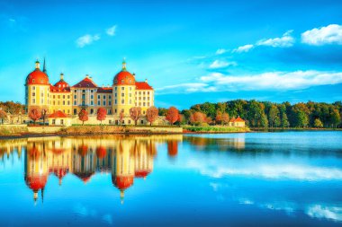 Dresden yakınlarındaki Moritzburg Kalesi 'nin muhteşem manzarası. Popüler turizm merkezi. Konum: Moritzburg, Saksonya Eyaleti, Almanya, Avrupa