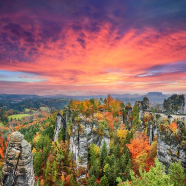 Sakson İsviçre Ulusal Parkı ve Bastei Köprüsü 'nde inanılmaz bir rahim manzarası. Konum: Lohmen, Saksonya Eyaleti, Almanya, Avrupa