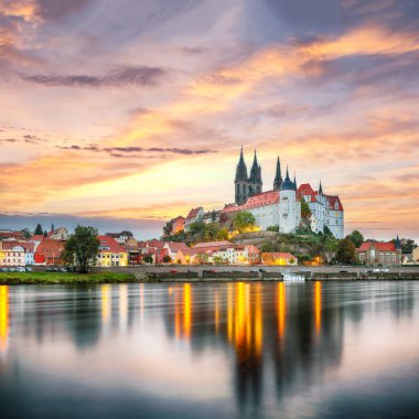 Albrechtsburg şatosu ve Elbe nehri üzerindeki katedralin dramatik günbatımı manzarası. Konum: Meissen, Saksonya, Almanya, Avrupa.
