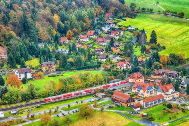 Sakson İsviçre Ulusal Parkı 'ndaki muhteşem sonbahar manzarası. Bastei 'nin gözünden Rathen köyü. Konum: Lohmen, Saksonya Eyaleti, Almanya, Avrupa