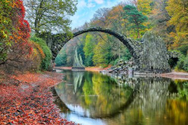 Kromlau Rhododendron Parkı 'ndaki muhteşem sonbahar manzarası. Rakotz Köprüsü (Rakotzbrucke, Şeytan Köprüsü) Konumu: Gablenz, Saksonya Eyaleti, Almanya, Avrupa