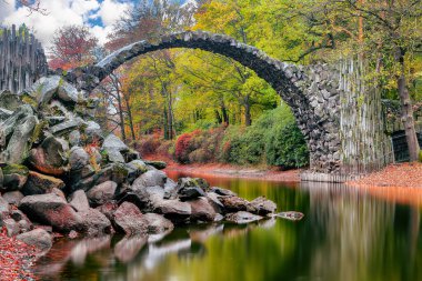 Kromlau Rhododendron Parkı 'nda nefes kesici sonbahar manzarası. Rakotz Köprüsü (Rakotzbrucke, Şeytan Köprüsü) Konumu: Gablenz, Saksonya Eyaleti, Almanya, Avrupa