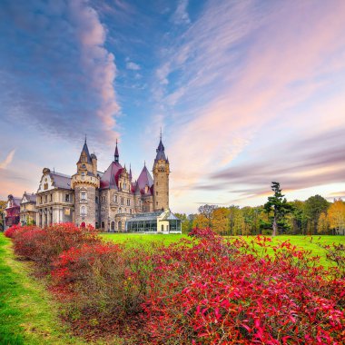 Moszna Kalesi ile muhteşem sonbahar manzarası. Popüler turizm merkezi. Konum: Moszna, Opolskie Voyvodeship, Polonya, Avrupa