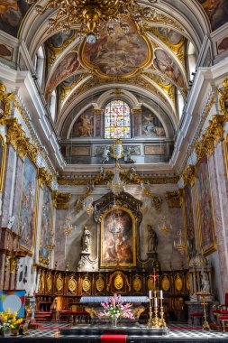 Ljubljana 'daki St. Nicholas Katedrali' nin muhteşem dekorasyonu ve tablolarıyla, Slovenya