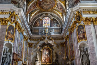 Ljubljana 'daki St. Nicholas Katedrali' nin muhteşem dekorasyonu ve tablolarıyla, Slovenya