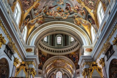 Llubljanya 'nın başkenti Slovenya' daki St. Nicholas Katedrali 'nde yoğun dekore edilmiş tavan ve duvarlar.