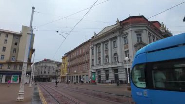 Zagreb 'in merkezinde, tramvayın caddelerden geçtiği eski binalar, Hırvatistan
