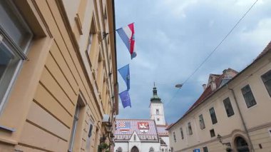 Şehir merkezi Zagreb ve Hırvatistan 'daki hükümet binalarının yanındaki St. Marks Kilise Kulesi