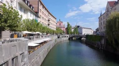 Slovenya 'nın başkenti Ljubljanica Nehri kıyısındaki tipik evleri Ljubljana' dan geçerken