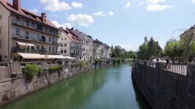 Orta Avrupa, Slovenya 'daki Ljubljana tatil beldesinden geçen Ljubljianica Nehri' nin sessiz geçişi