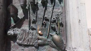 Slovenya 'daki Luibliana katedraline etkileyici bir giriş kapısı.