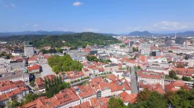 Slovenya 'nın başkenti Ljubljana' nın şatosunun tepesinden panoramik manzarası
