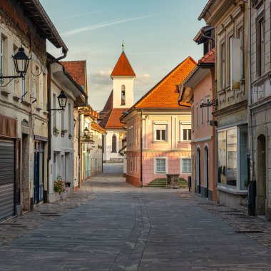 Slovenya 'da yaz günü gün batımında Kranj' ın resimli caddeleri