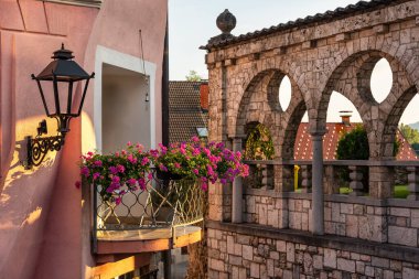 Slovenya 'nın Kranj tatil beldesinde çiçekli güzel mimari ve balkonlar