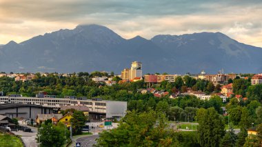 Slovenya 'nın arka planında ve günbatımında dağlarla birlikte Kranj' ın resimli hava manzarası