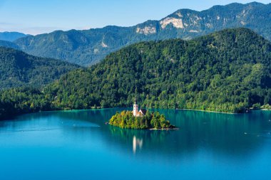 Slovenya 'nın güzel manzarası. Mavi gökyüzüyle güneşli bir günde Julian Alpleri' nin yanında Kan Gölü akıyor.