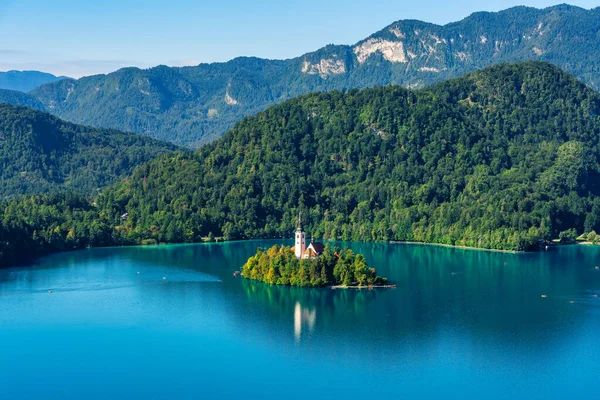 Slovenya 'nın güzel manzarası. Mavi gökyüzüyle güneşli bir günde Julian Alpleri' nin yanında Kan Gölü akıyor.