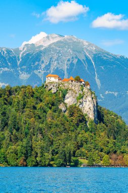 Kale, Bled Gölü 'nün tepesinde yer alıyor. Arka planda Slovenya' nın Alp dağları olan bir uçurumdan sarkıyor.