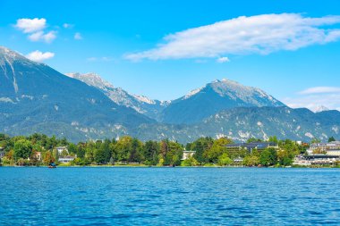 Slovenya 'da Lake Bled' de tatil evleri ve otellerle yüksek dağ manzarası