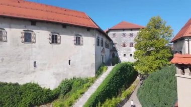 Slovenya 'daki Bled Gölü' ndeki ortaçağ şatosunun ön cephesi