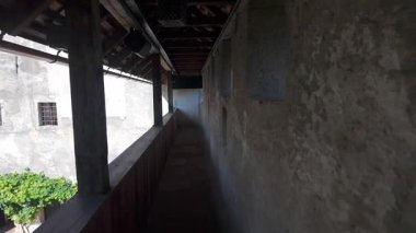 Kanlı Kale 'nin etrafındaki balkonlu koridorlar aynı isimde bir göl. Slovenya