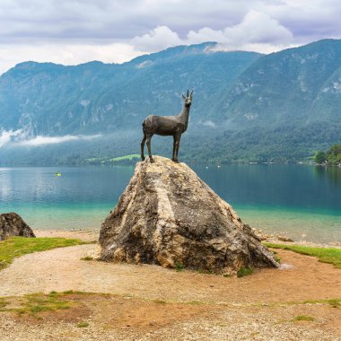 Julian Alpleri, Bohinj Gölü, Slovenya 'nın yüksek dağ faunası anısına küçük bir heykel